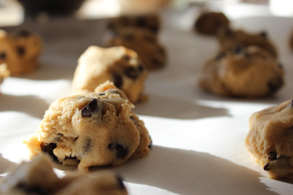 biscuits ronds au chocolat sur surface blanche