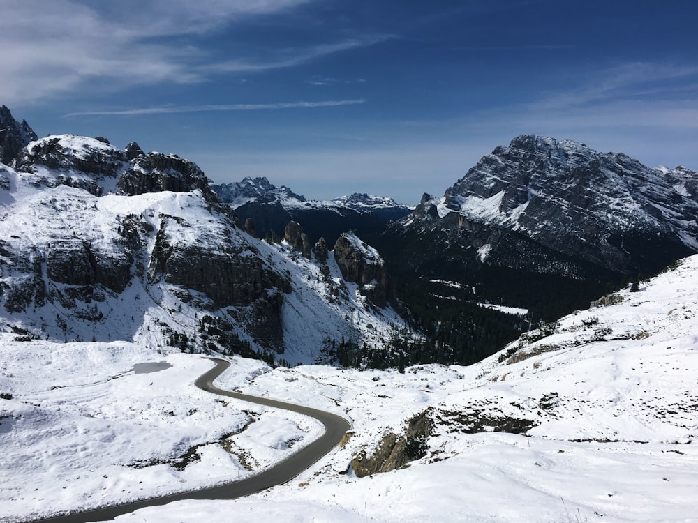 Foto di Glacier Mountain sotto la fotografia della natura del cielo blu