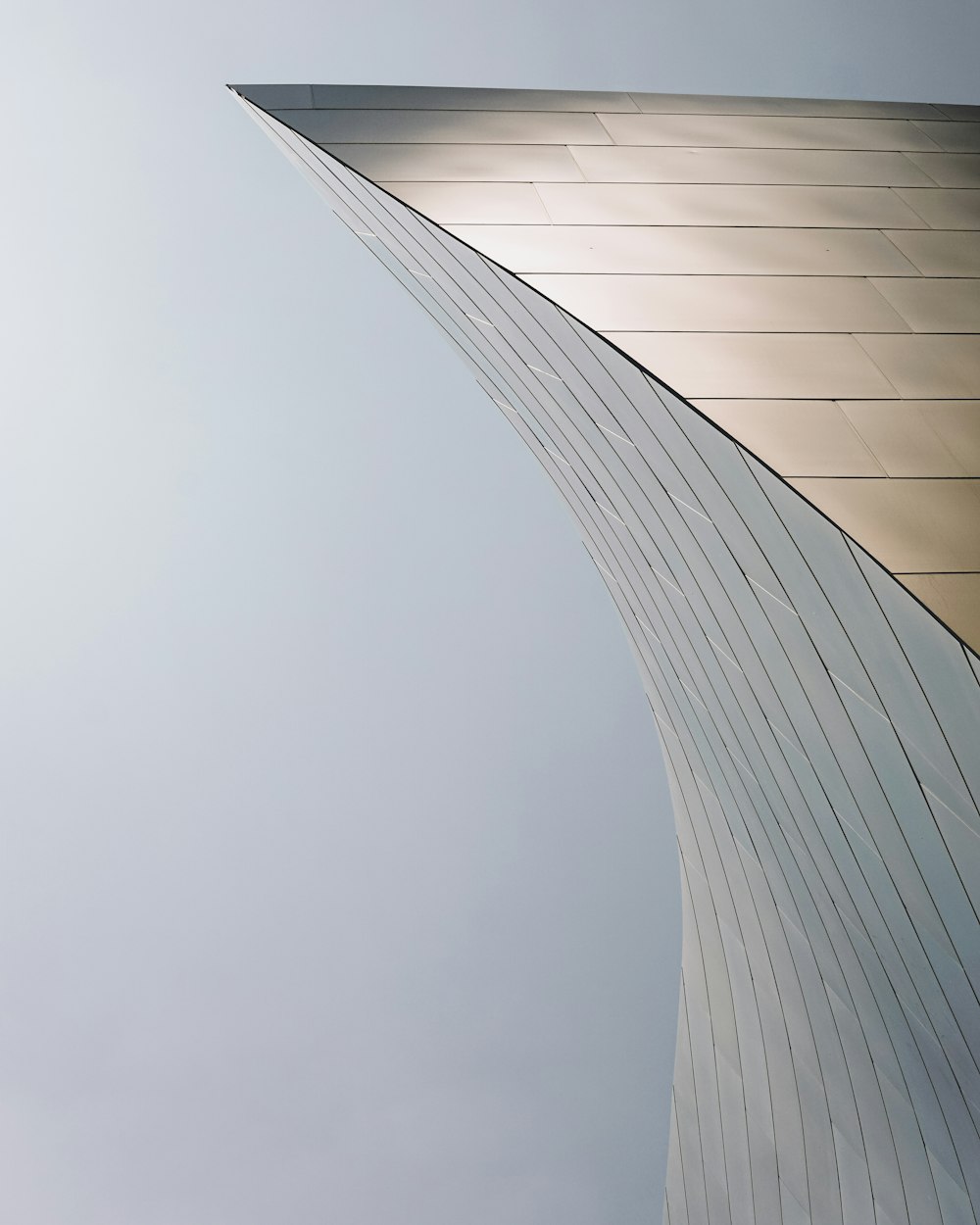 Un avión volando en el cielo sobre un edificio alto