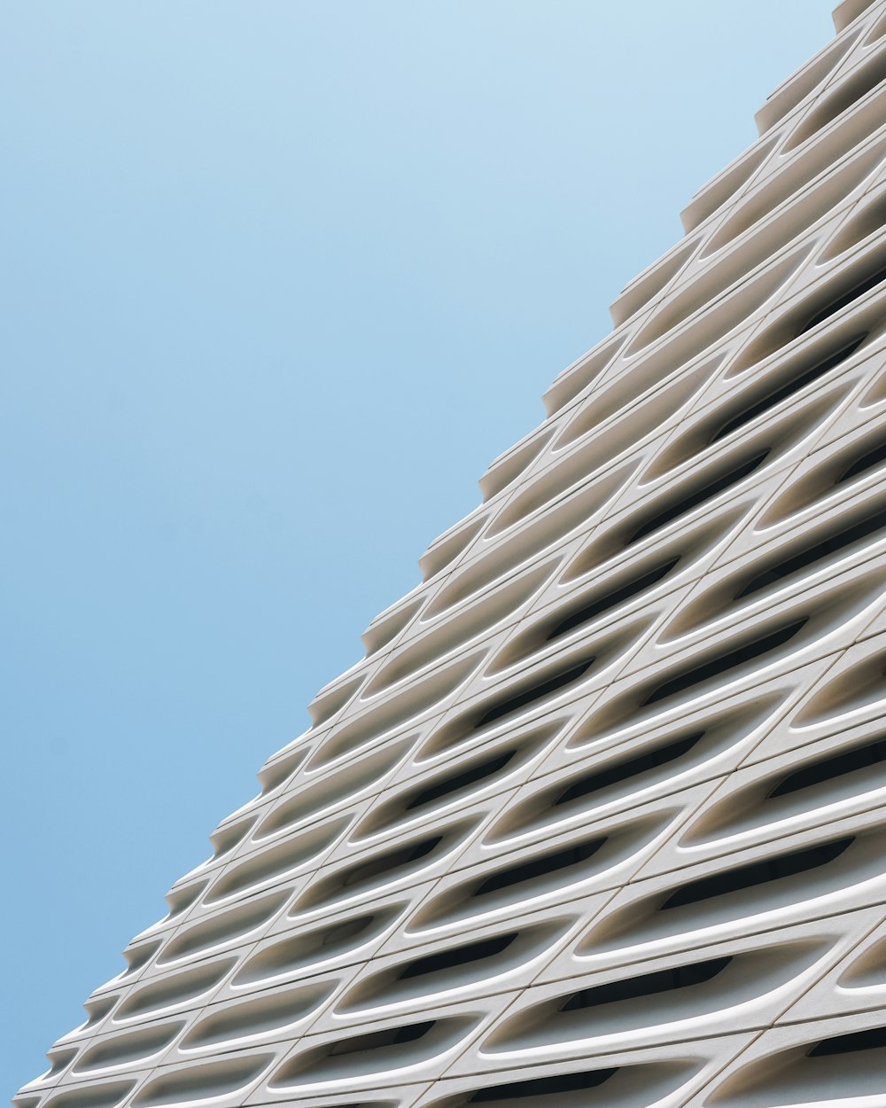 Ein hohes weißes Gebäude mit einem Himmel im Hintergrund