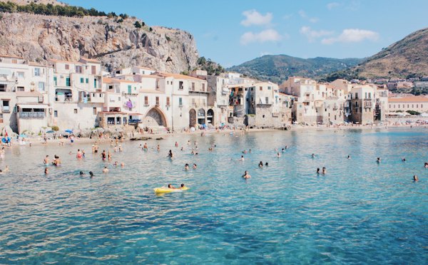 Bunch of people swimming beach — Sicily, Italy