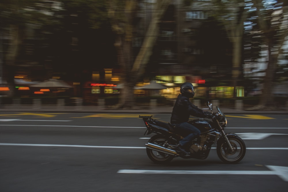 거리에서 운전하는 동안 크루저 자전거를 타는 얕은 초점 사진