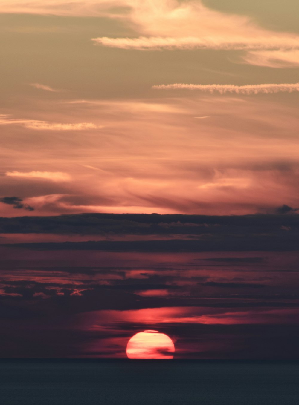Cielo de la puesta del sol con nubes