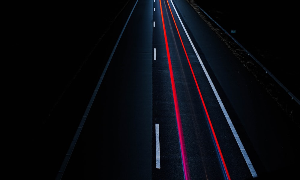 Carretera asfaltada con línea roja