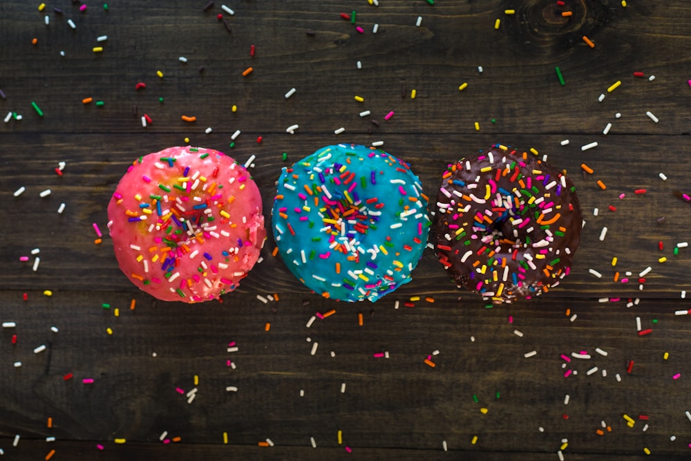 Tres donas con coberturas espolvoreadas