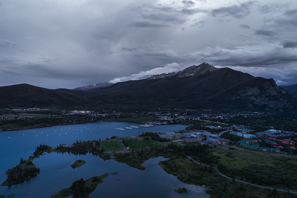 foto aérea do corpo de água perto das montanhas