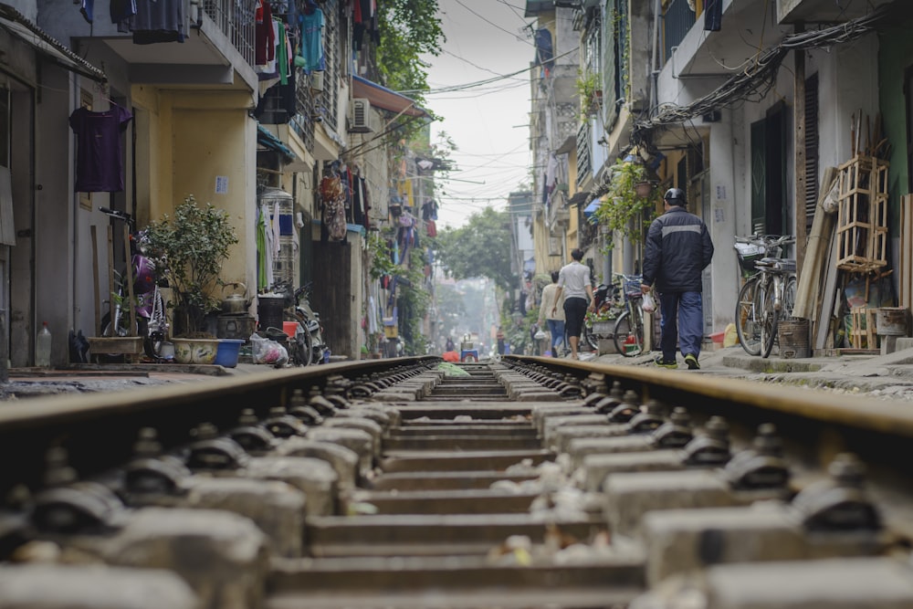 strada ferroviaria in metallo marrone