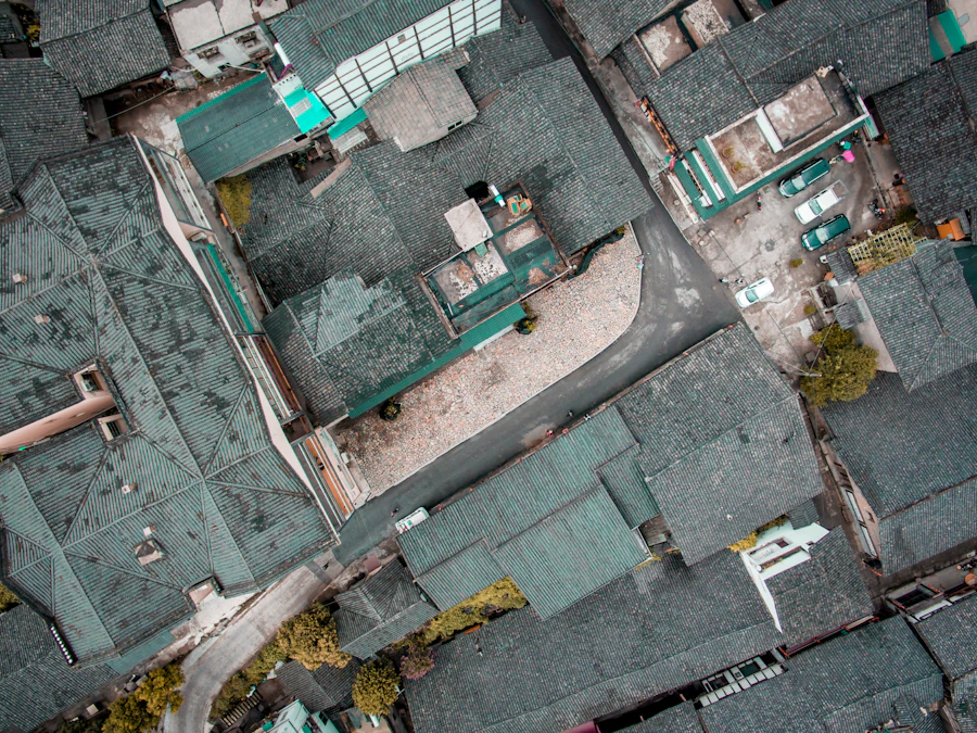 Vue aérienne par drone de toitures de maisons, inspection de toiture à Gisors