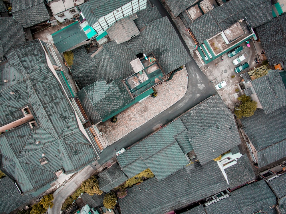 Fotografía aérea de casas con techos grises