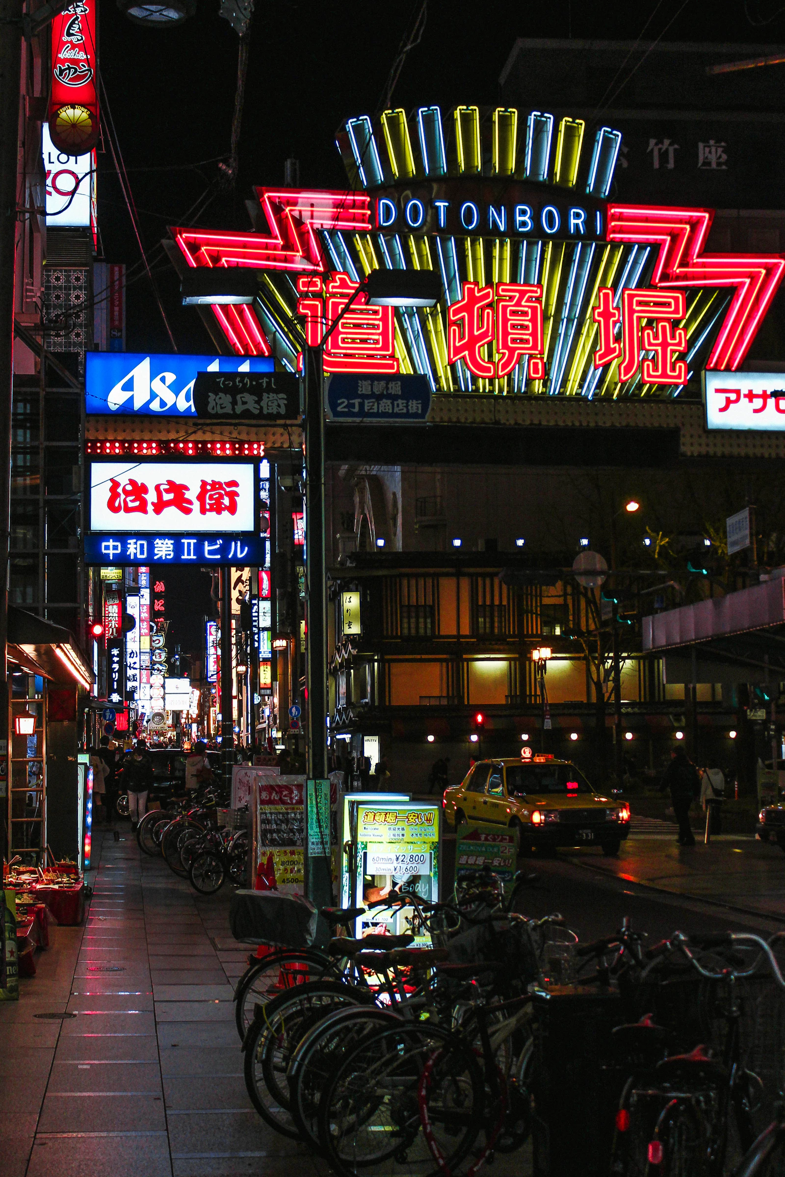 Japan travel packages with Osaka Dotonbori sightseeing and nightlife, Photo from Unsplash