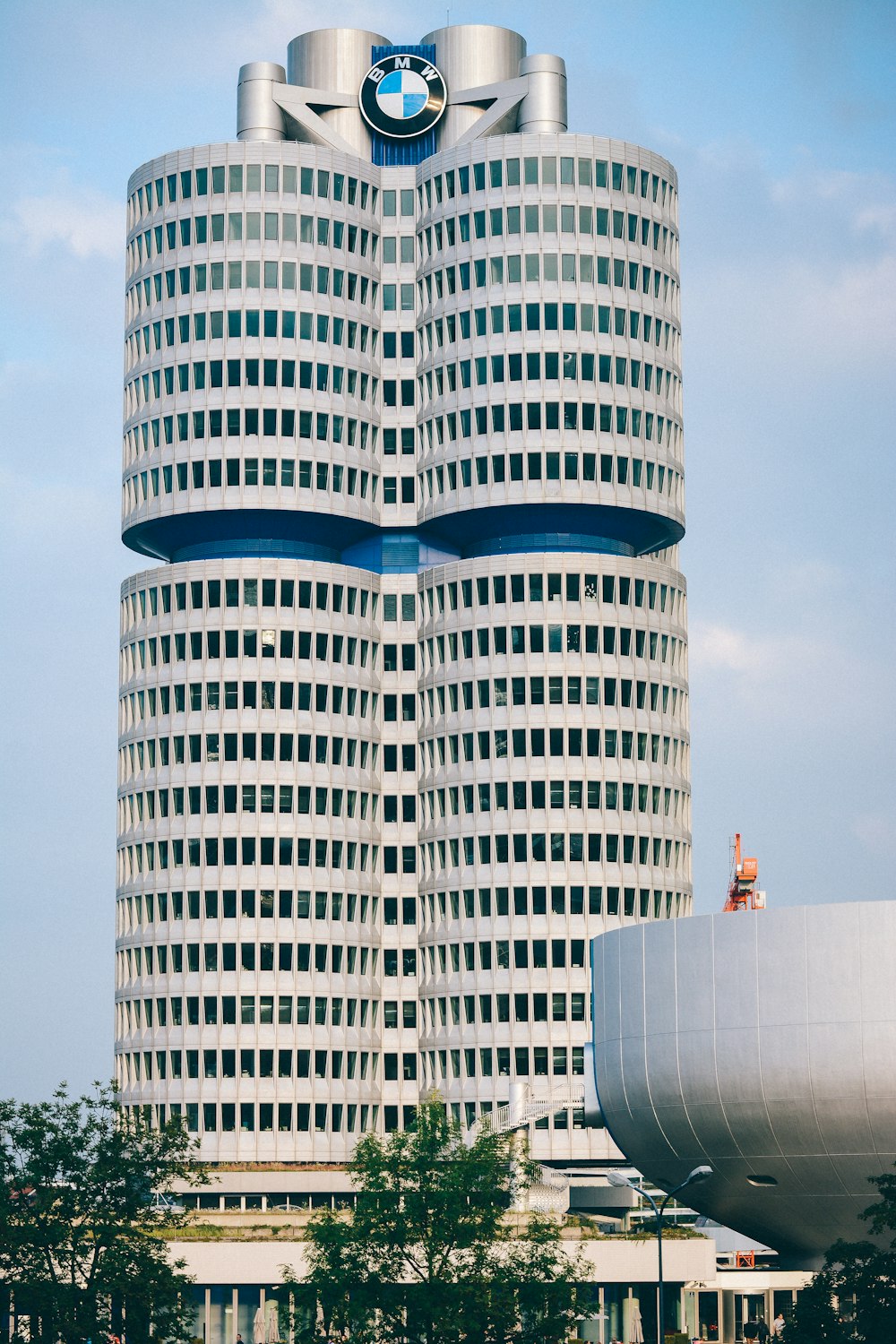 Edificio de gran altura de BMW tomado durante el día