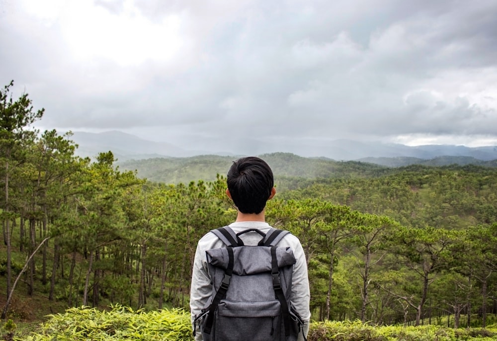 Captura de tela de uma pessoa em pé na frente da floresta