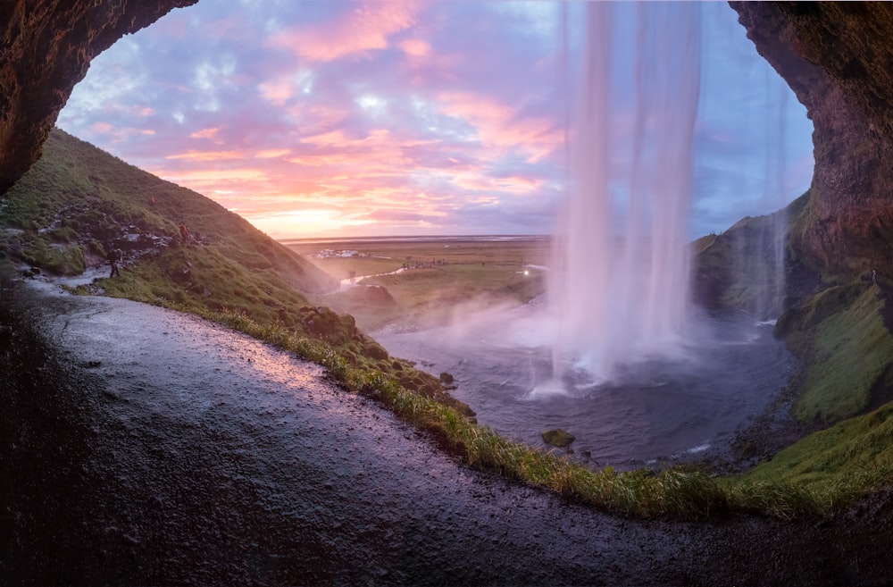 Flachfokusfotografie von Wasserfällen