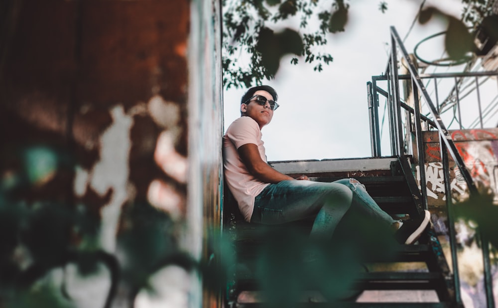 homme assis sur les marches d’escalier