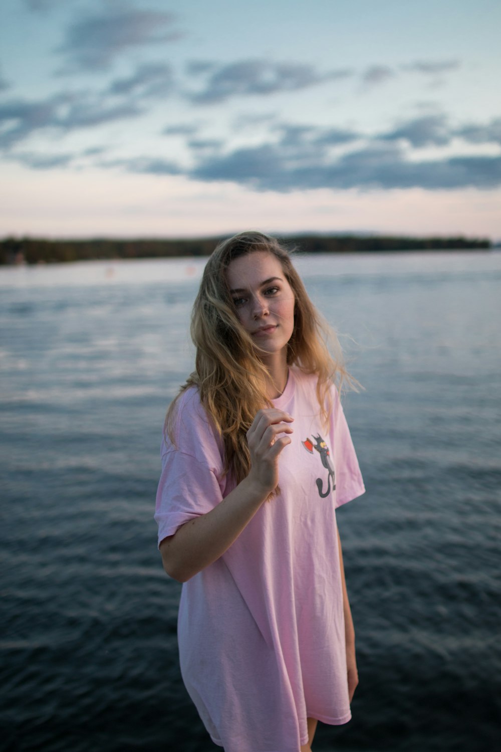 foto de foco raso da mulher na camiseta cor-de-rosa da gola da tripulação