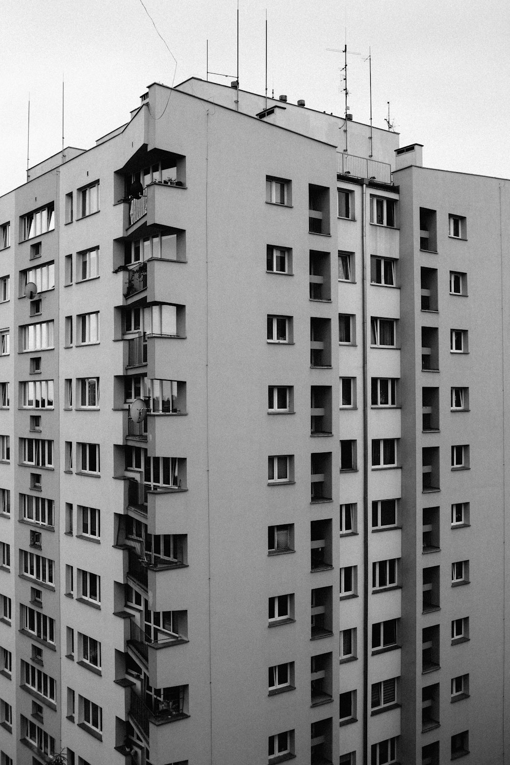 Edificio de hormigón gris y blanco