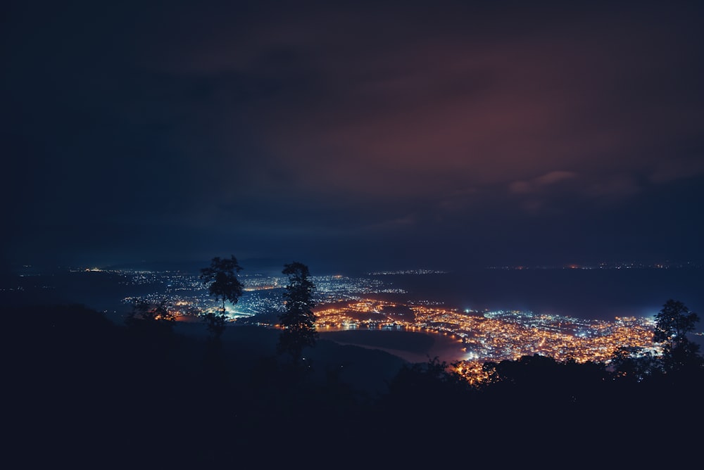 Foto des Stadtbildes bei Nacht