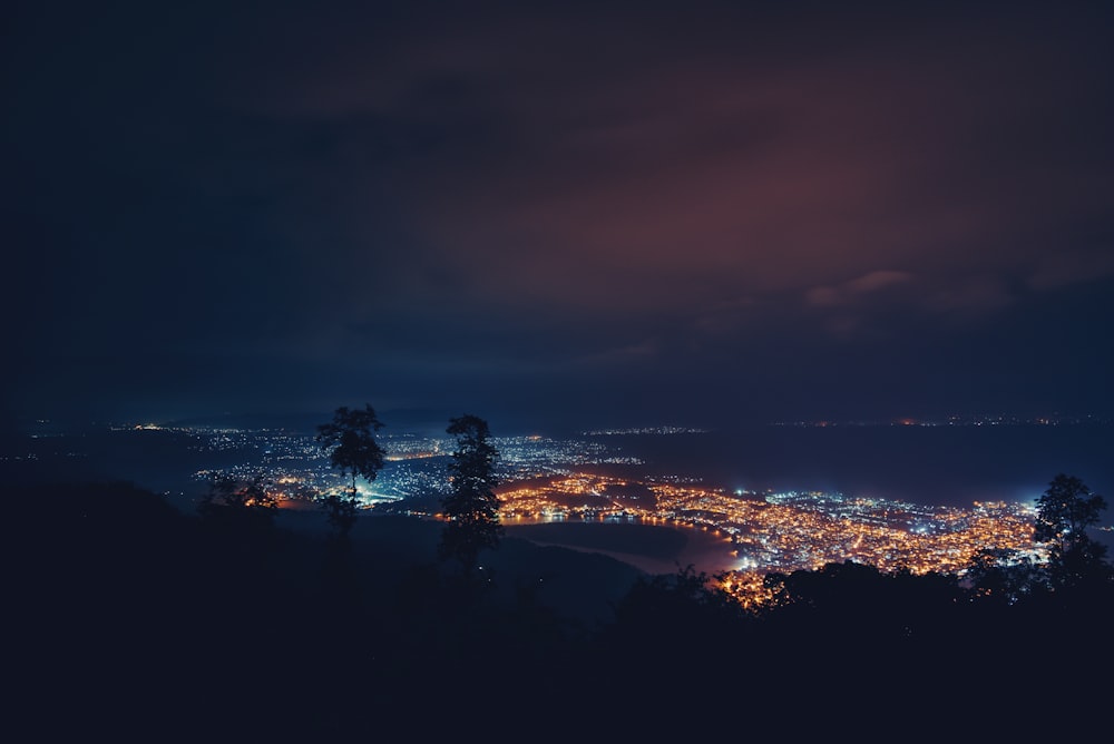 foto da paisagem urbana durante a noite