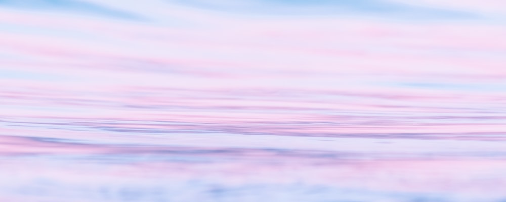 Une photo floue d’un ciel rose et bleu