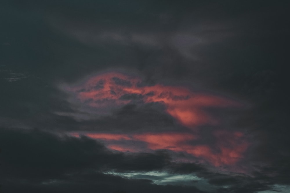 Formación de nubes grises durante la puesta de sol