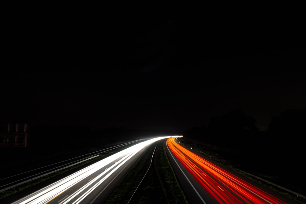 Fotografia time-lapse di una strada trafficata