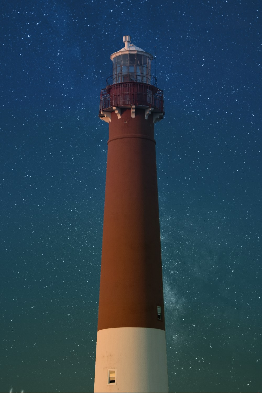 夜間の茶色と白の灯台