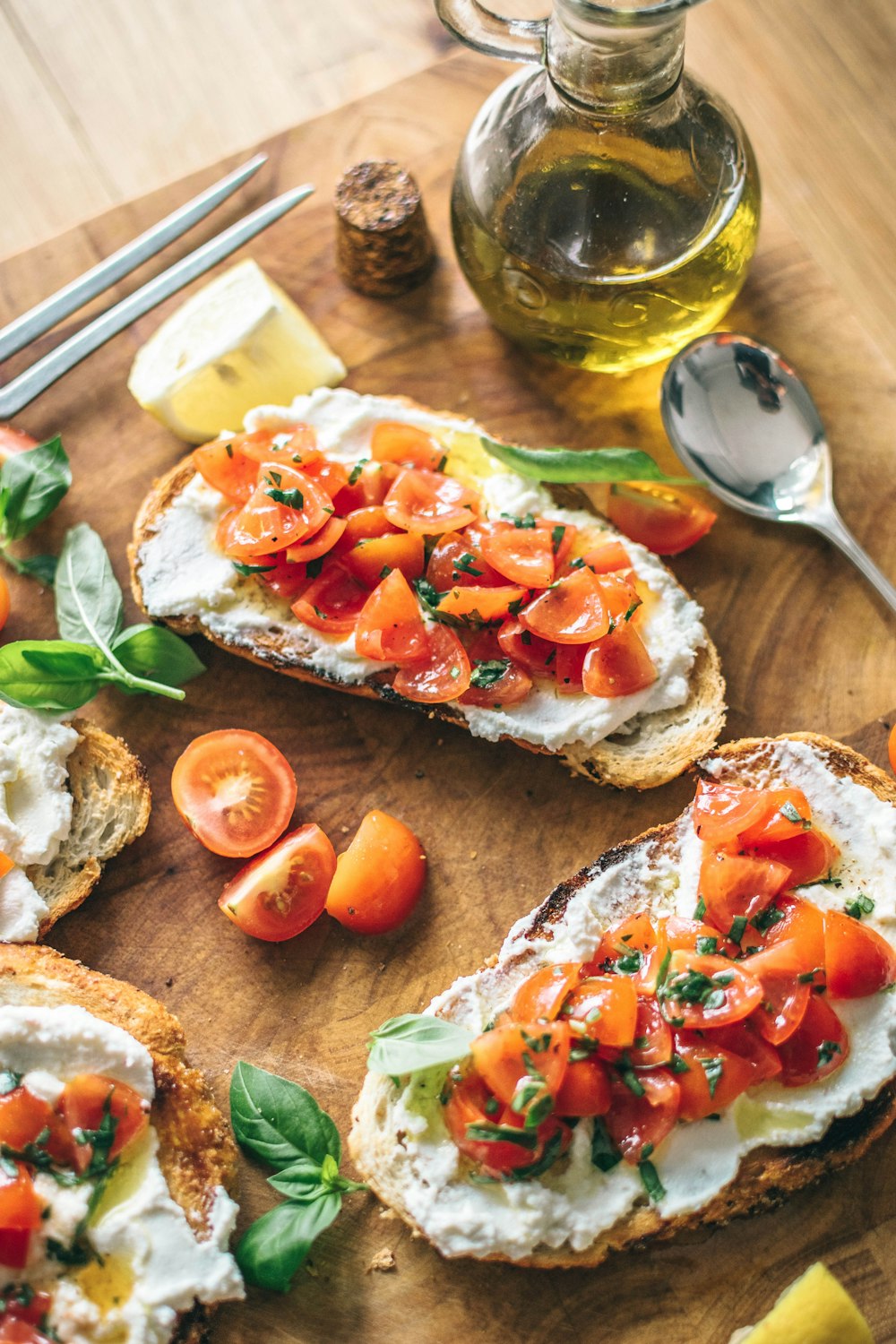 Plato con aderezos de ensalada de tomate