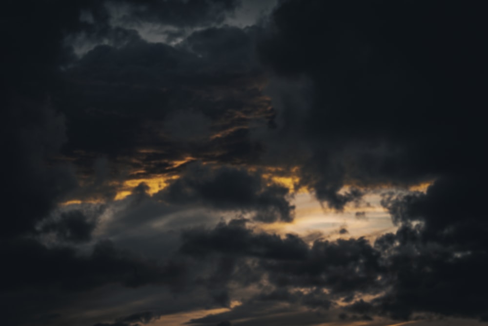 日没時の灰色の雲