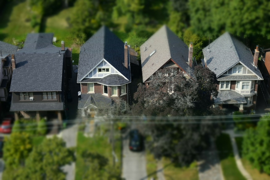 tilt-shift photography of house minitaure