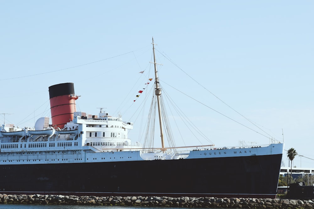 schwarz-weißes Schiff Queen Mary