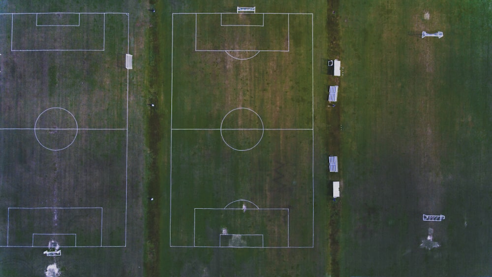 Fotografia a volo d'uccello di due campi da calcio