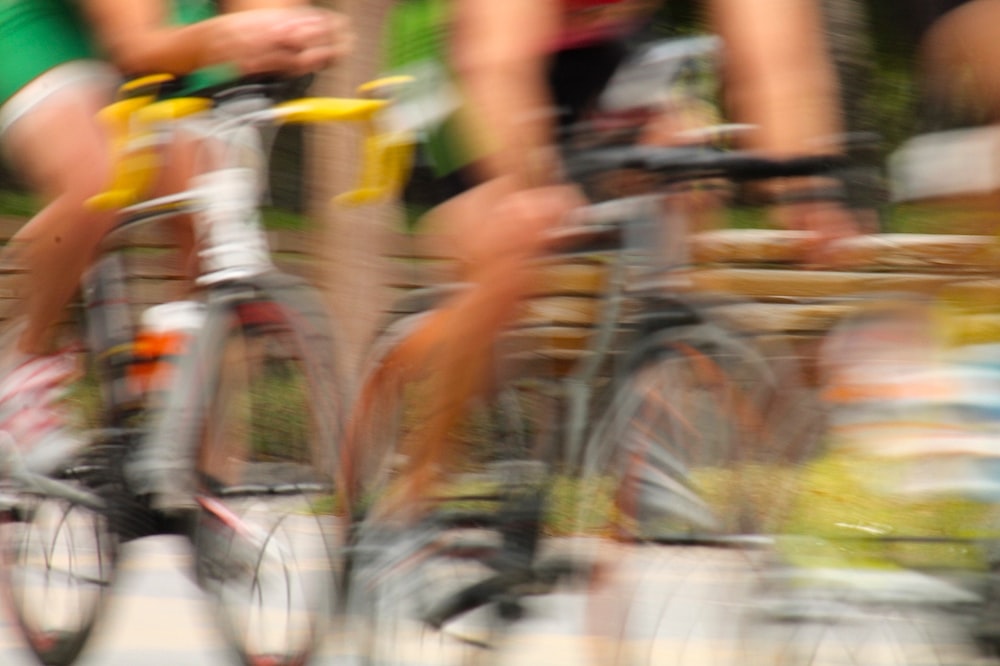 Una foto borrosa de un grupo de personas montando en bicicleta