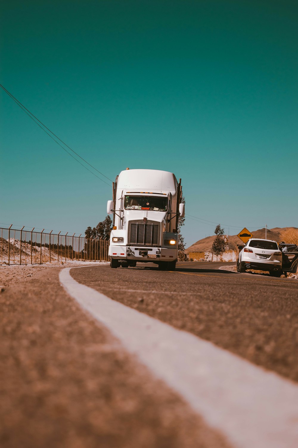 camion merci bianco su strada di cemento grigio