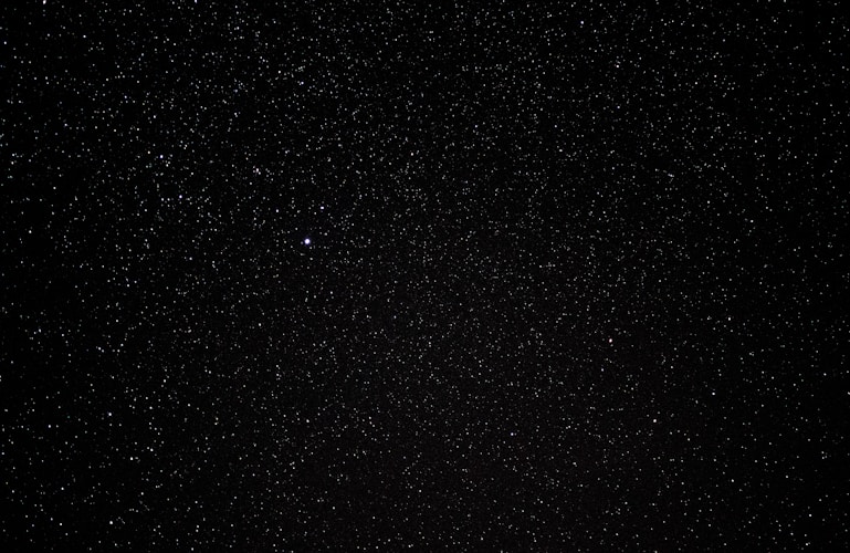 Nuit étoilée au-dessus d'une ville