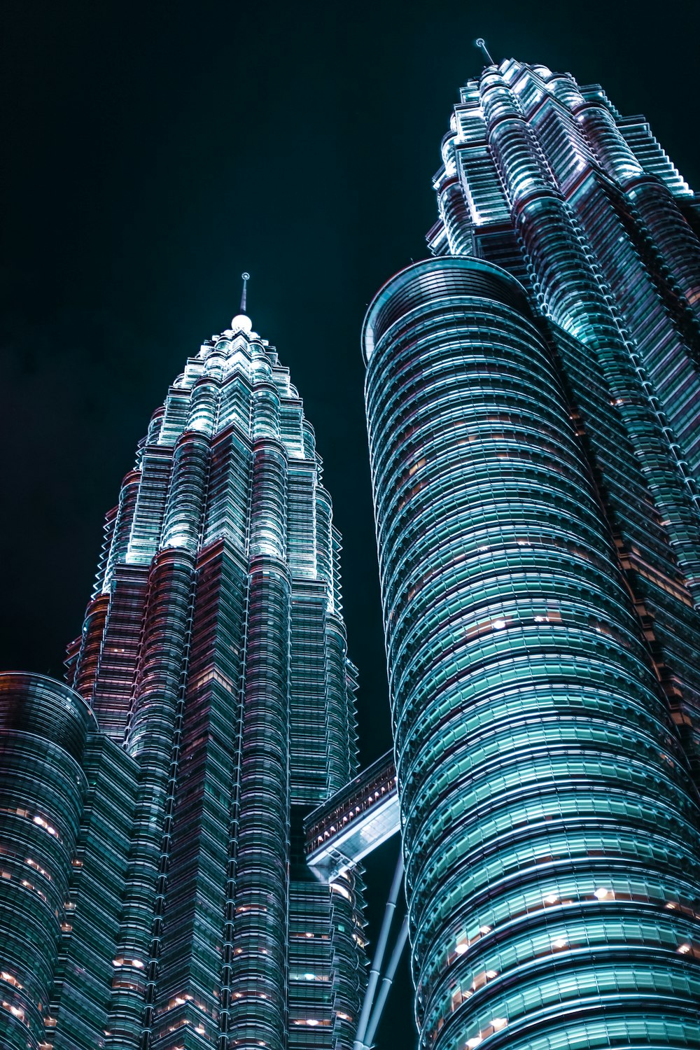 fotografia dal basso della torre gemella Petronas