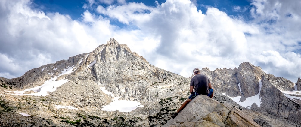 Hombre parado en la cima de la roca