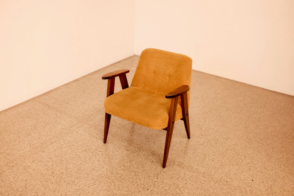 갈색 나무 프레임 베이지 패딩 의자