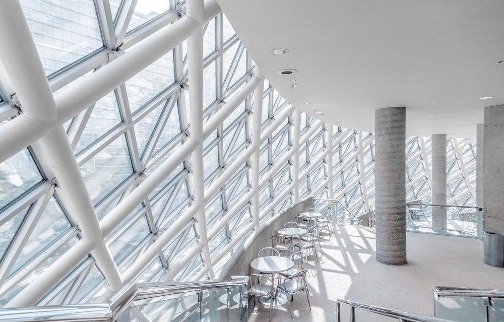 Bâtiment en béton blanc avec chaises