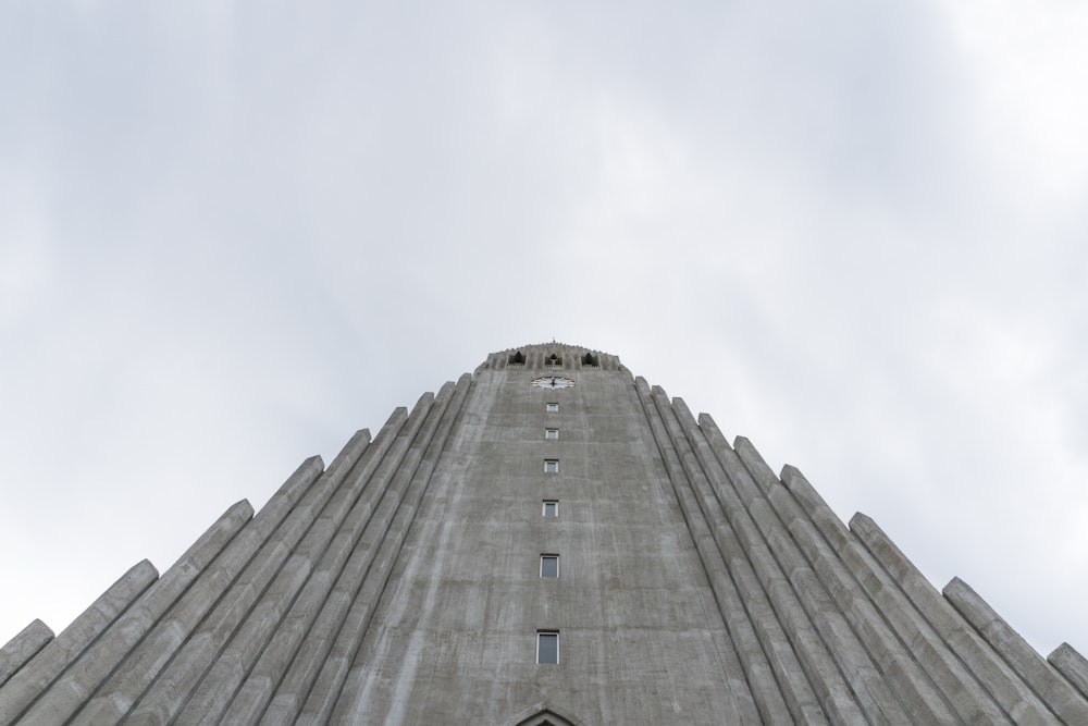 fotografia ad angolo basso dell'edificio in cemento grigio