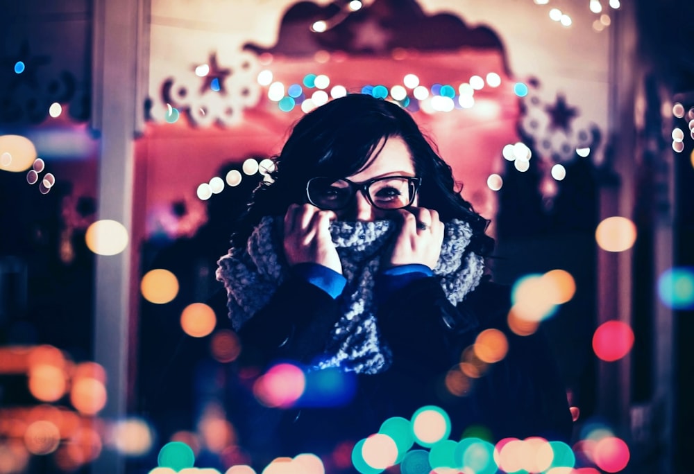 La mujer se cubrió la cara con una foto de bufanda con fondo bokeh