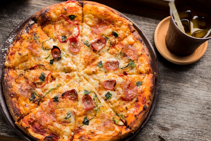 Pizza con ingredientes