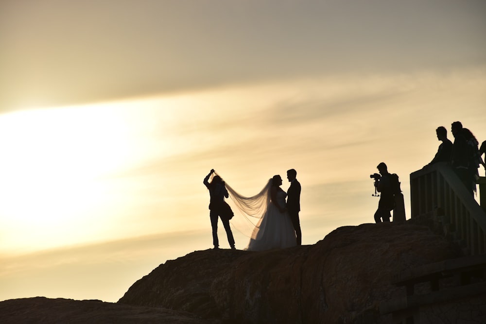 岩の上の結婚カップル