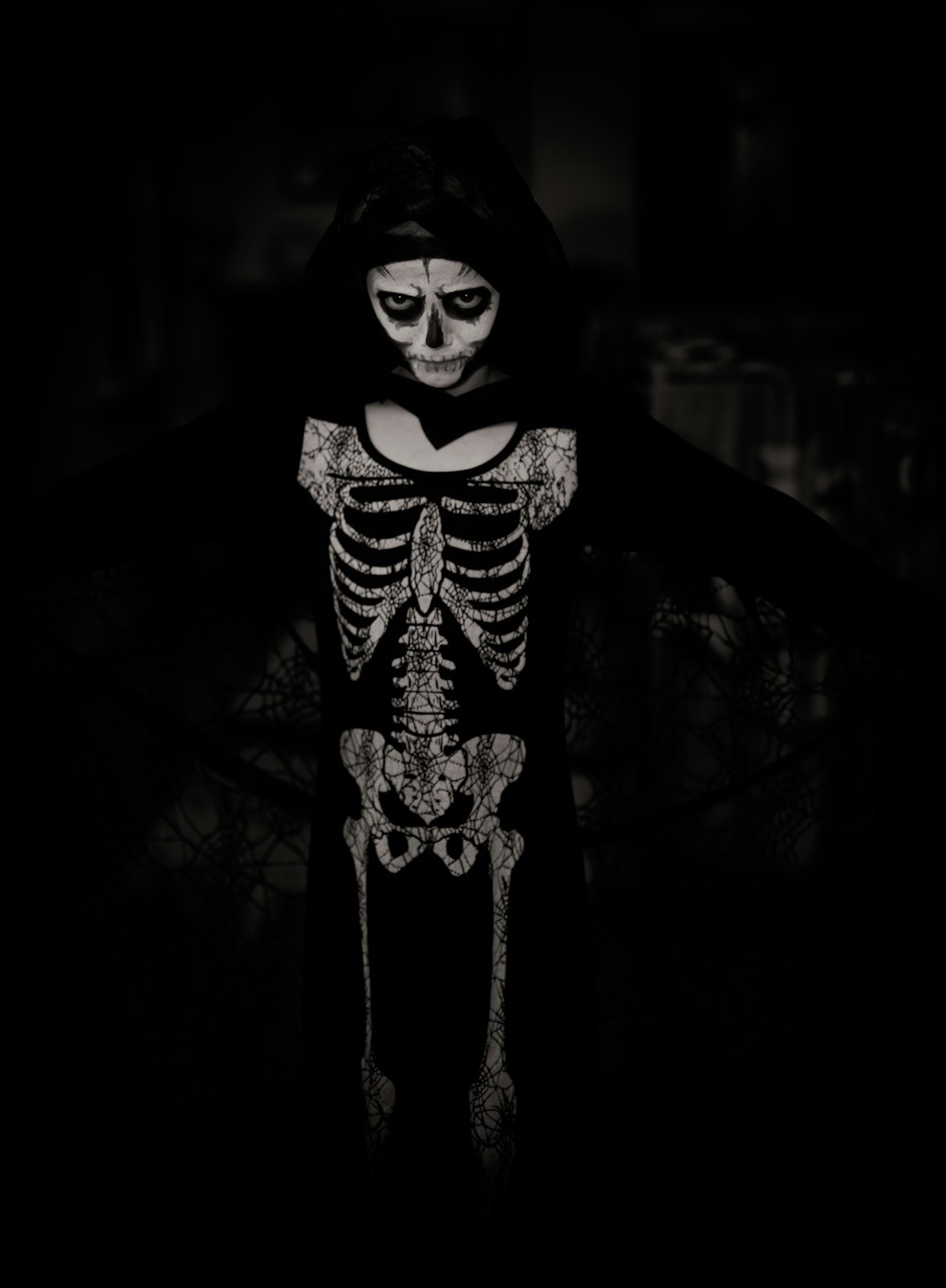 pessoa vestindo traje de esqueleto