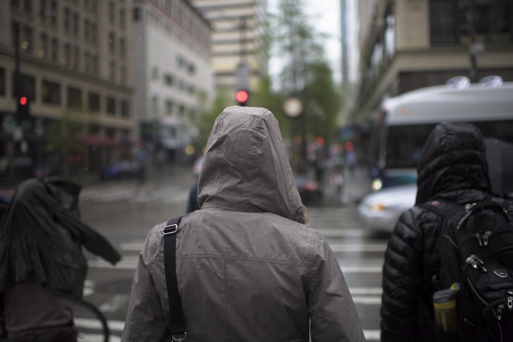 Person, die auf dem Fußgängerweg geht