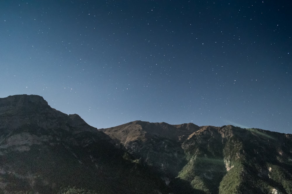 Montaña marrón bajo el cielo estrellado