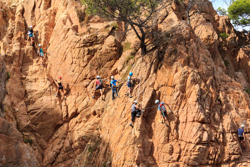 Grimpeurs sur une via ferrata en montagne