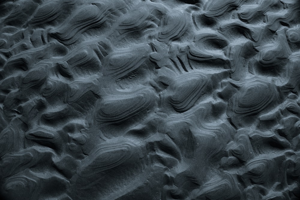 Ein Schwarz-Weiß-Foto von Felsen und Sand