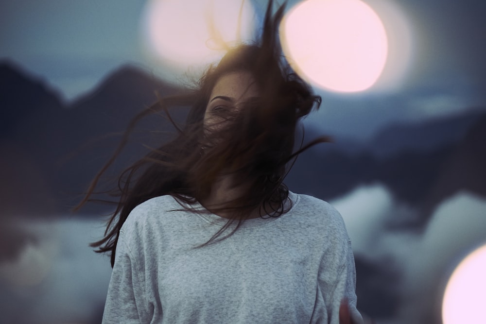 Flache Fokusfotografie einer Frau mit Haaren, die ihr Gesicht bedecken
