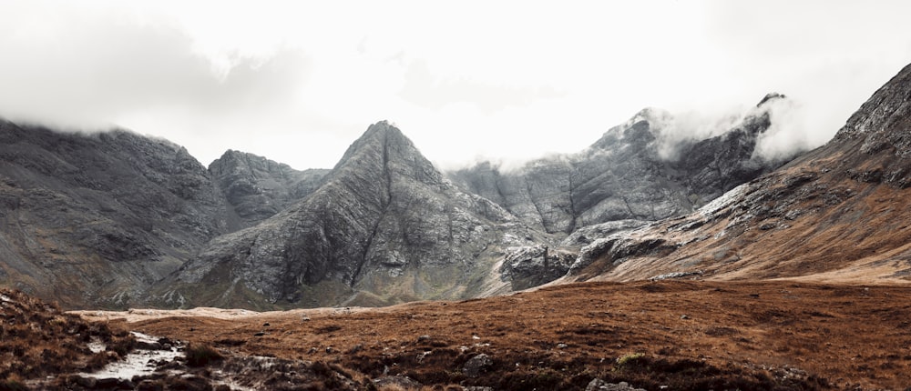 Grauer Berg in der Nähe von braunen Felsformationen bei Tag