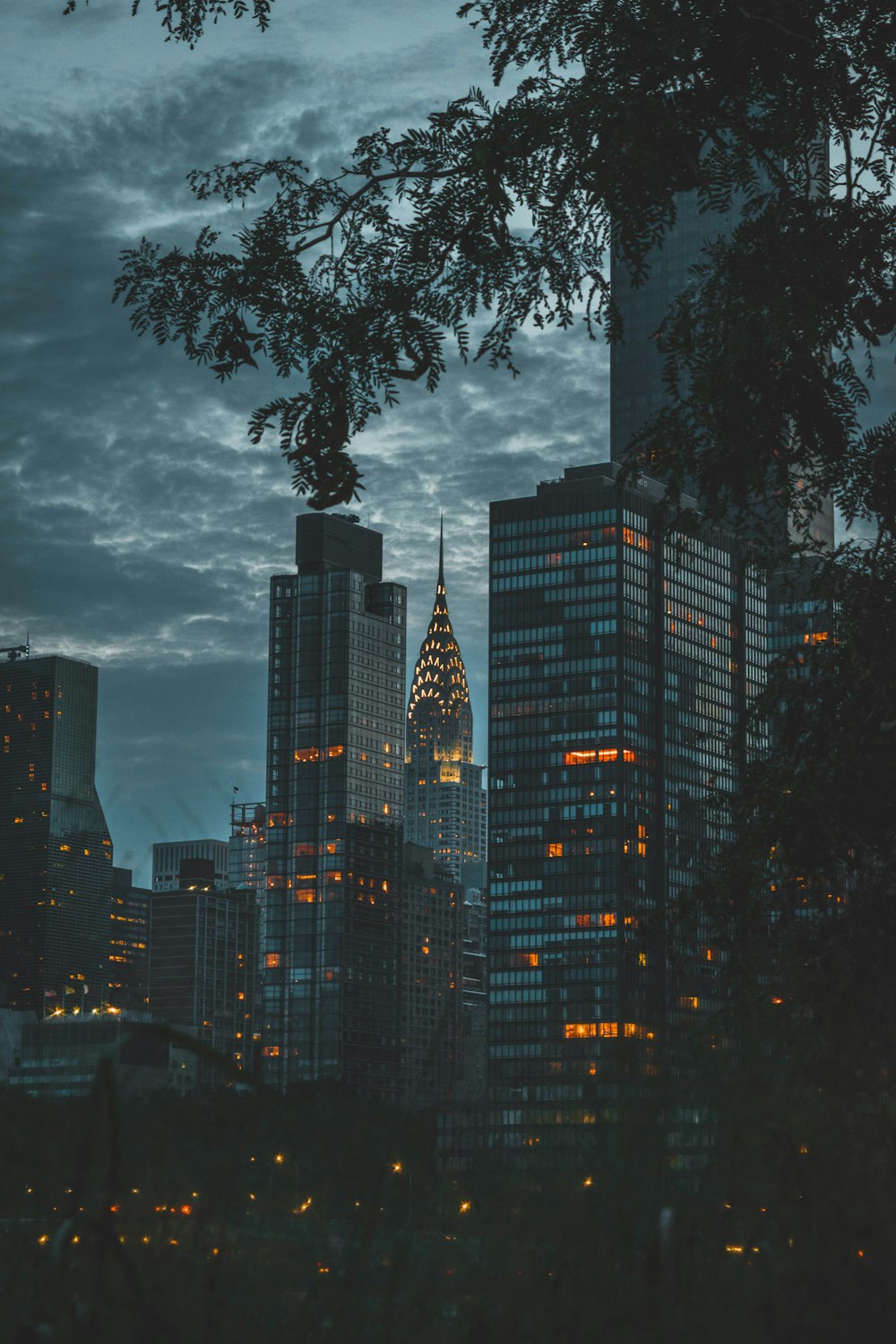 Luces de la ciudad por la noche